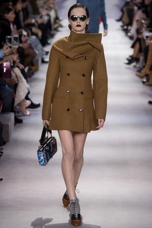 capa de la manera otoño-invierno de las mujeres 2017-2018: fotos, las ideas, capa fasonyModnye para el otoño-invierno de las mujeres 2017-2018: fotos, ideas, estilos (capa femenina) abrigo de la moda otoño-invierno de las mujeres de las mujeres capa 2017-2018: fotos, las ideas, capa fasonyModnye para el otoño-invierno 2017-2018 de la mujer: fotos, ideas, estilos