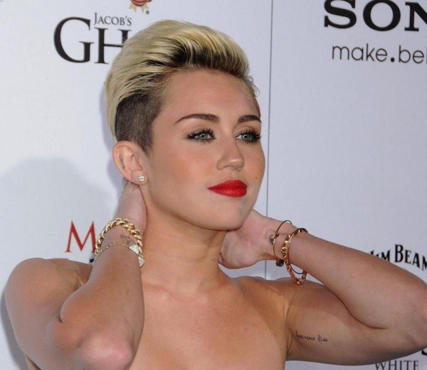 cortes de pelo corto para las mujeres originales 2017 - 2018 de la siguiente manera: una foto, las ideas strizhekOriginalnye breves cortes de pelo corto para las mujeres 2017 - 2018 de la siguiente manera: foto, ideas cortes de pelo corto (2017 2018, pelo corto) cortes de pelo corto pelo corto para las mujeres originales 2017 - 2018 de la siguiente manera: una foto, las ideas strizhekOriginalnye breves cortes de pelo corto para las mujeres 2017 - 2018 de la siguiente manera: una foto, cortes de pelo corto de ideas