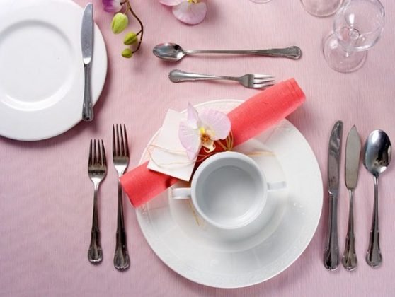 Servir la mesa de vacaciones: lo agradable a poner la mesa en el hogar - tabla de vacaciones fotoServirovka: lo agradable a poner la mesa en el hogar - una foto (fondo https, https ledysoveti) https fondo Vector de la porción vacaciones: lo agradable a poner la mesa en el hogar - tabla de vacaciones fotoServirovka: lo agradable a poner la mesa en el hogar - foto