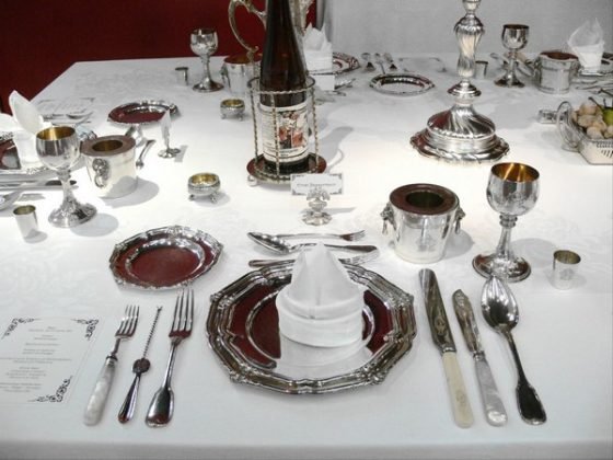 Servir la mesa de vacaciones: lo agradable a poner la mesa en el hogar - tabla de vacaciones fotoServirovka: lo agradable a poner la mesa en el hogar - una foto (fondo https, https ledysoveti) https fondo Vector de la porción vacaciones: lo agradable a poner la mesa en el hogar - tabla de vacaciones fotoServirovka: lo agradable a poner la mesa en el hogar - foto