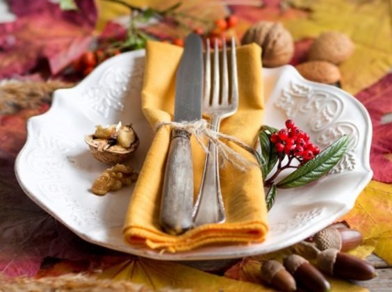Servir la mesa de vacaciones: lo agradable a poner la mesa en el hogar - tabla de vacaciones fotoServirovka: lo agradable a poner la mesa en el hogar - una foto (fondo https, https ledysoveti) https fondo Vector de la porción vacaciones: lo agradable a poner la mesa en el hogar - tabla de vacaciones fotoServirovka: lo agradable a poner la mesa en el hogar - foto