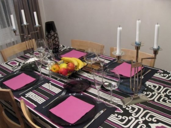 Servir la mesa de vacaciones: lo agradable a poner la mesa en el hogar - tabla de vacaciones fotoServirovka: lo agradable a poner la mesa en el hogar - una foto (fondo https, https ledysoveti) https fondo Vector de la porción vacaciones: lo agradable a poner la mesa en el hogar - tabla de vacaciones fotoServirovka: lo agradable a poner la mesa en el hogar - foto