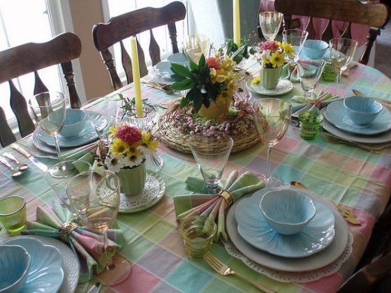 Servir la mesa de vacaciones: lo agradable a poner la mesa en el hogar - tabla de vacaciones fotoServirovka: lo agradable a poner la mesa en el hogar - una foto (fondo https, https ledysoveti) https fondo Vector de la porción vacaciones: lo agradable a poner la mesa en el hogar - tabla de vacaciones fotoServirovka: lo agradable a poner la mesa en el hogar - foto