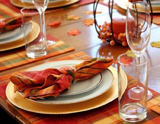 Servir la mesa de vacaciones: lo agradable a poner la mesa en el hogar - tabla de vacaciones fotoServirovka: lo agradable a poner la mesa en el hogar - una foto (fondo https, https ledysoveti) https fondo Vector de la porción vacaciones: lo agradable a poner la mesa en el hogar - tabla de vacaciones fotoServirovka: lo agradable a poner la mesa en el hogar - foto