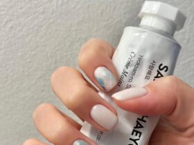 Маникюр на короткие ногти в пастельно-молочной гамме с клетчатым принтом на одном пальце