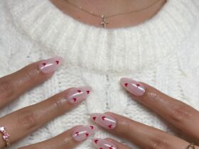 Миндалевидный маникюр с жемчужным сиянием и красными сердечками