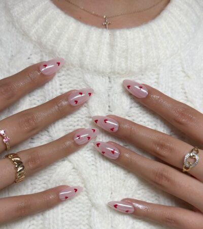 Миндалевидный маникюр с жемчужным сиянием и красными сердечками