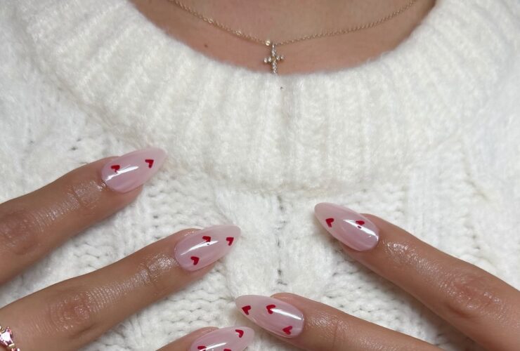 Миндалевидный маникюр с жемчужным сиянием и красными сердечками