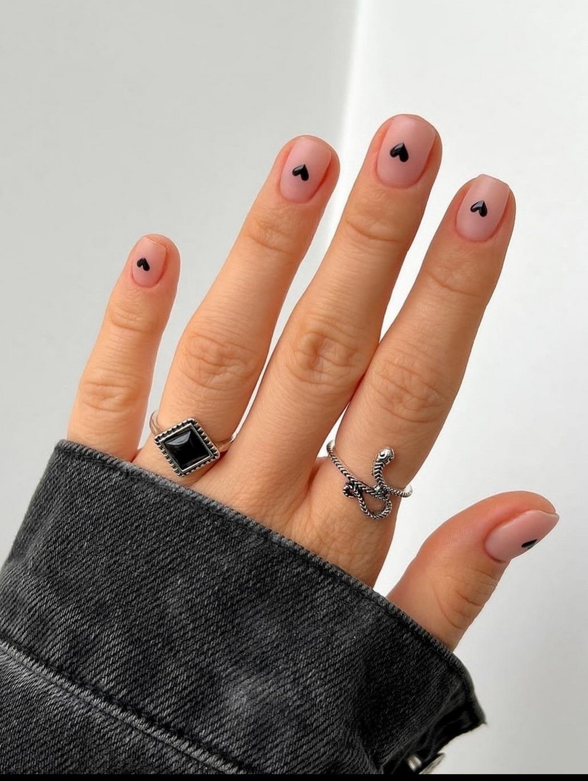 Модный маникюр на День святого Валентина 2026 с настроением любви