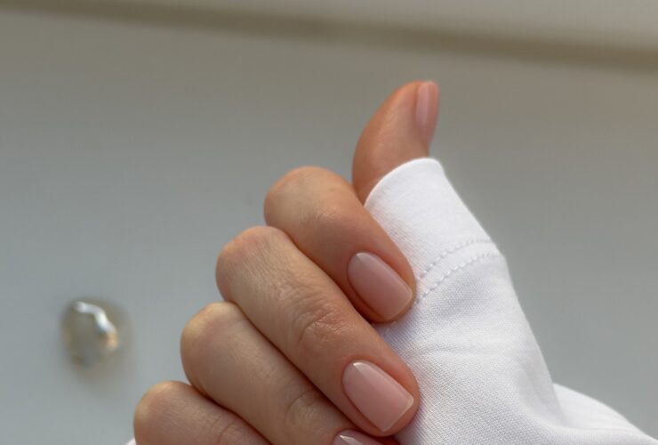 Ультракороткие ногти с прозрачным покрытием