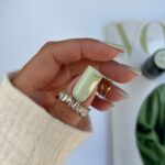 Светло-зеленый маникюр с золотыми листками на квадратных ногтях