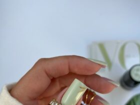 Светло-зеленый маникюр с золотыми листками на квадратных ногтях