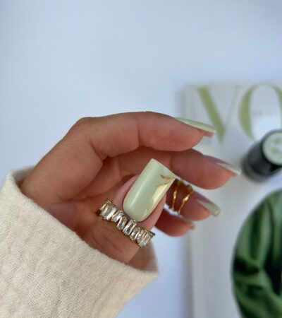 Светло-зеленый маникюр с золотыми листками на квадратных ногтях