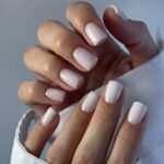 Светлые ногти плюс минимализм как главный бьюти-настрой