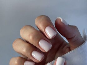 Светлые ногти плюс минимализм как главный бьюти-настрой