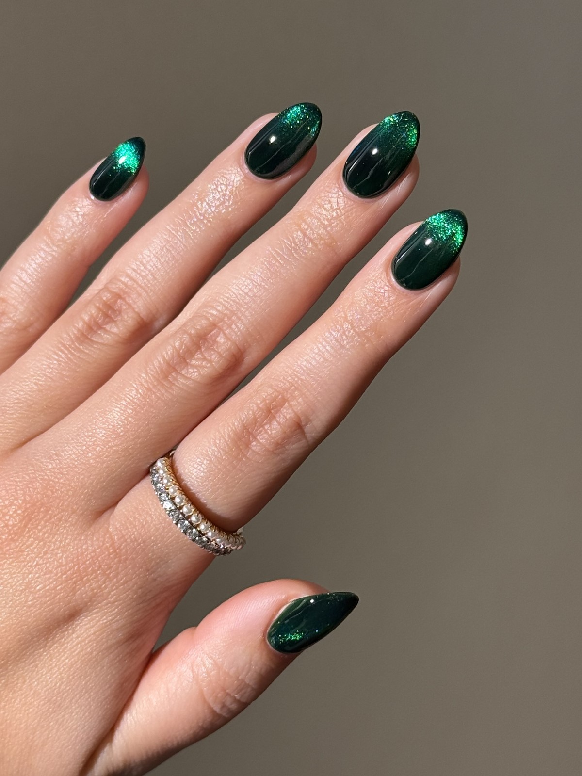 Самый модный цвет на ногтях прямо сейчас, и это зеленый