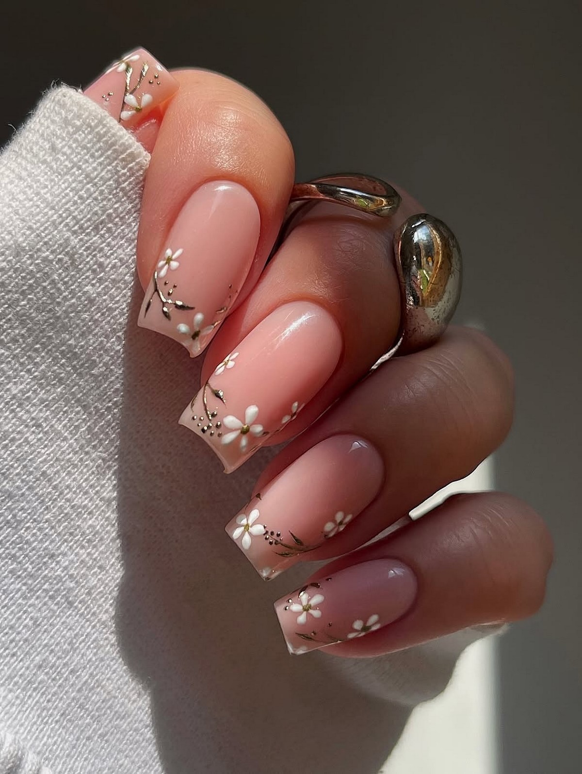 Светлые ногти плюс минимализм как главный бьюти-настрой