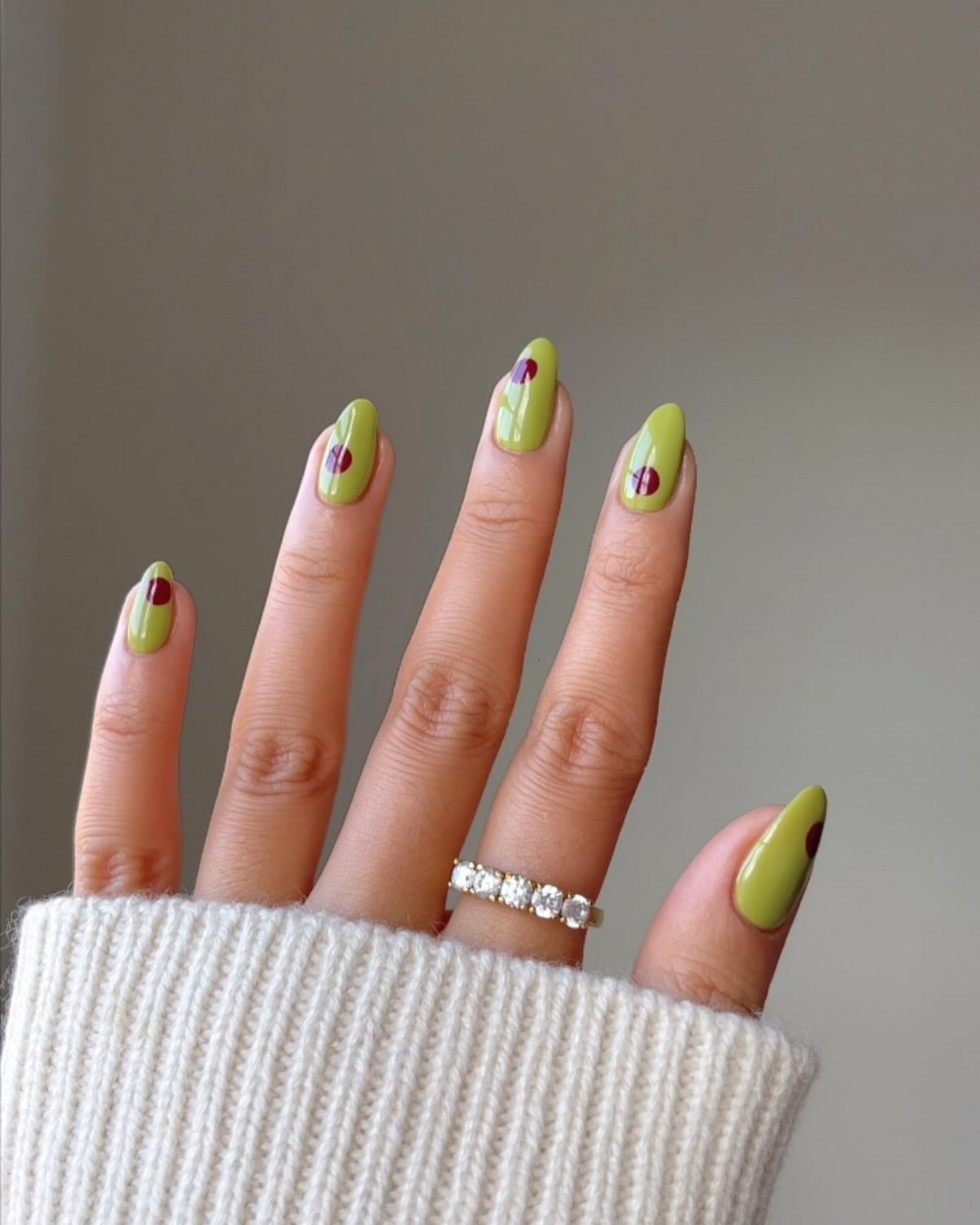 Самый модный цвет на ногтях прямо сейчас, и это зеленый