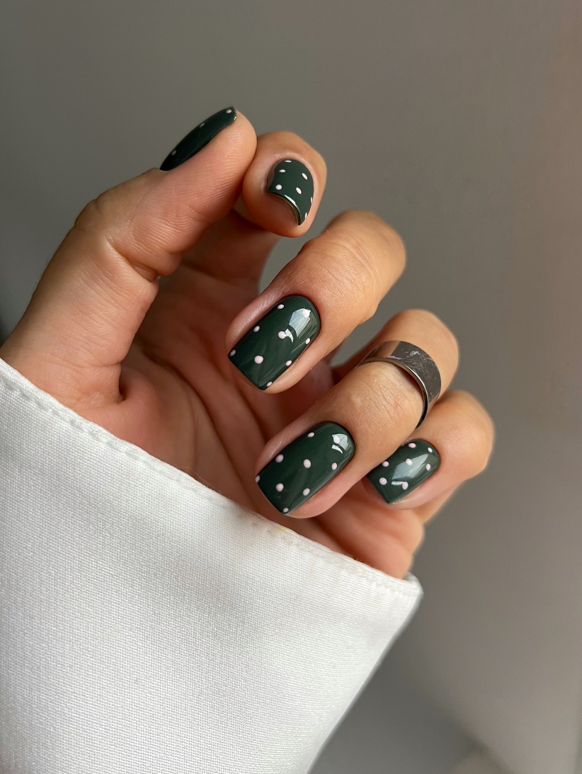 Самый модный цвет на ногтях прямо сейчас, и это зеленый