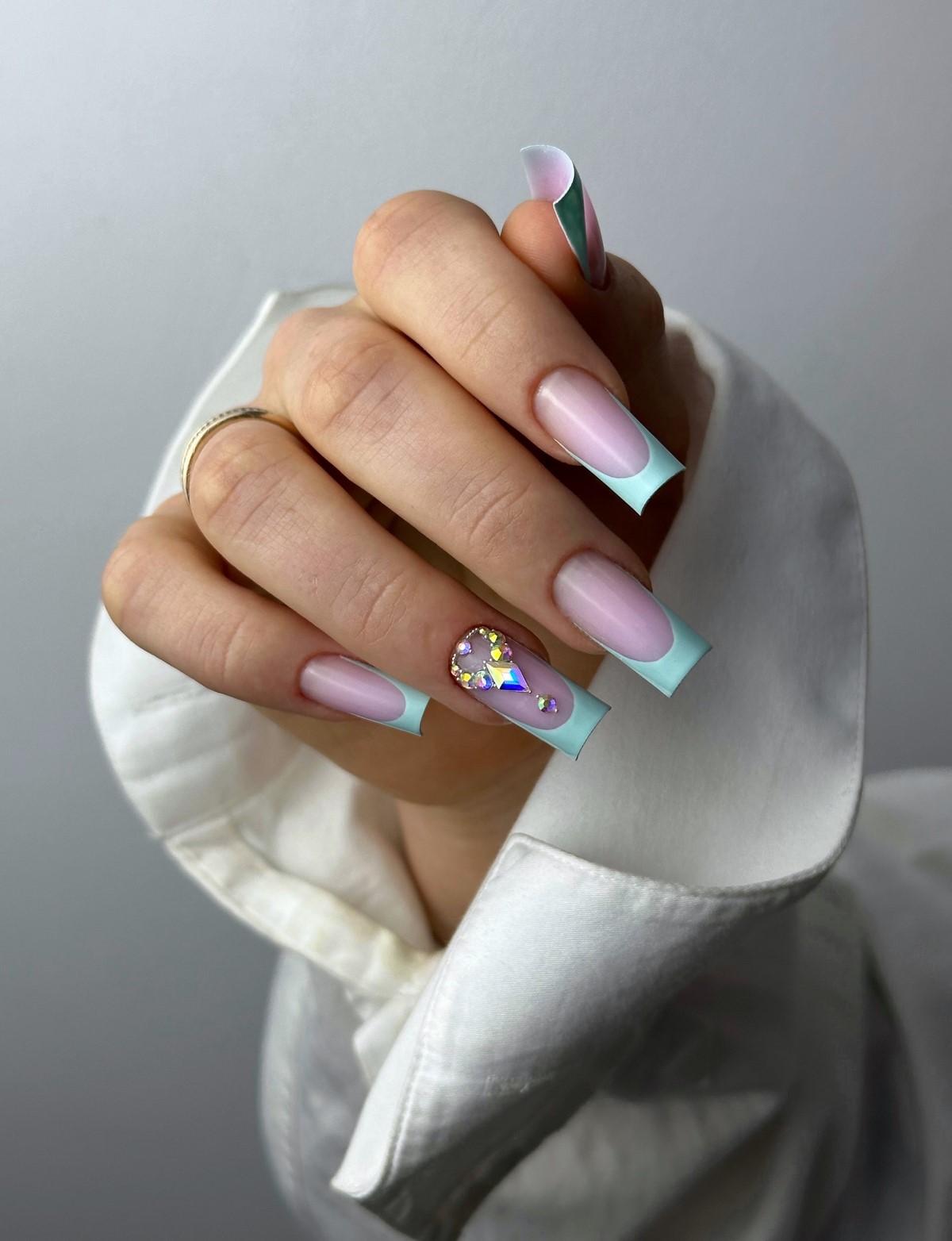 Самый модный цвет на ногтях прямо сейчас, и это зеленый