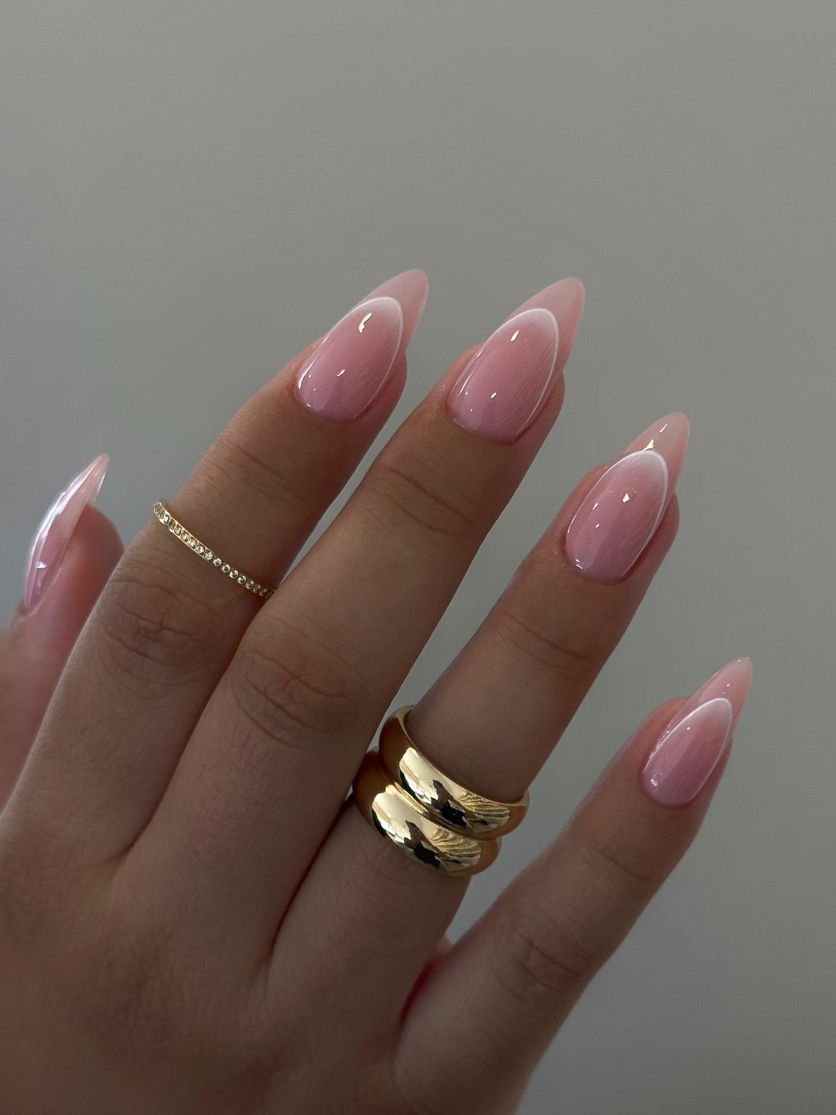 Светлые ногти плюс минимализм как главный бьюти-настрой