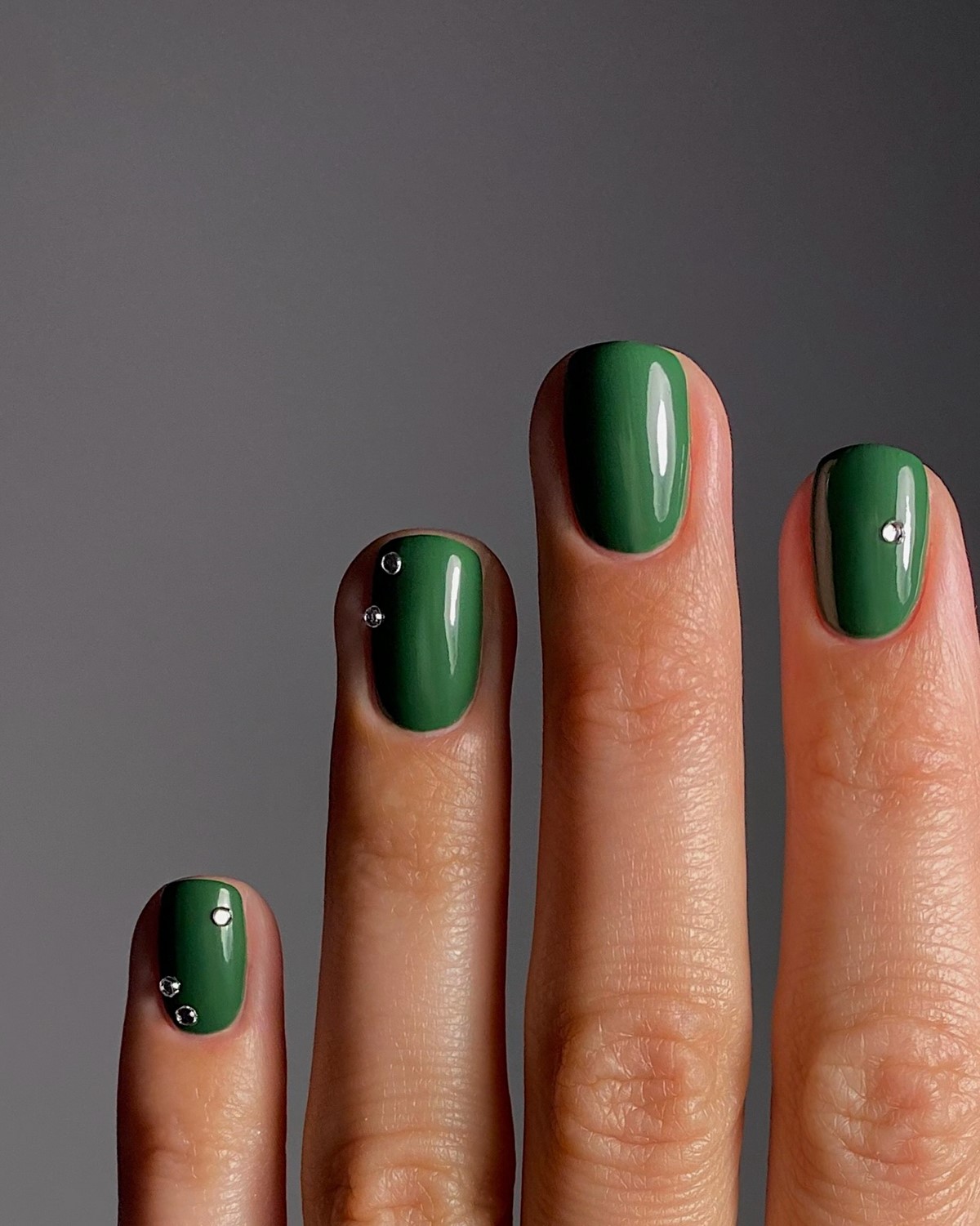 Самый модный цвет на ногтях прямо сейчас, и это зеленый