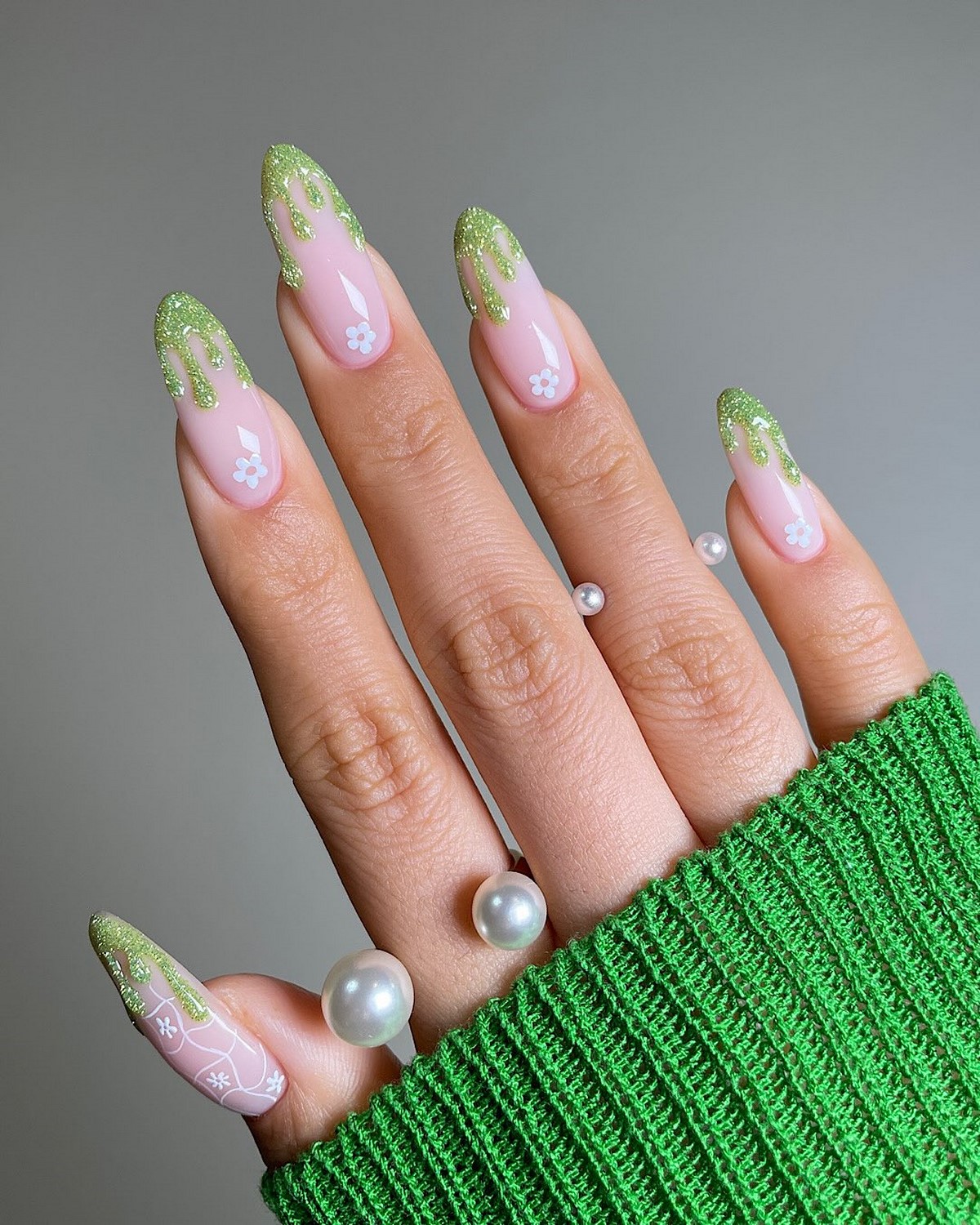 Самый модный цвет на ногтях прямо сейчас, и это зеленый