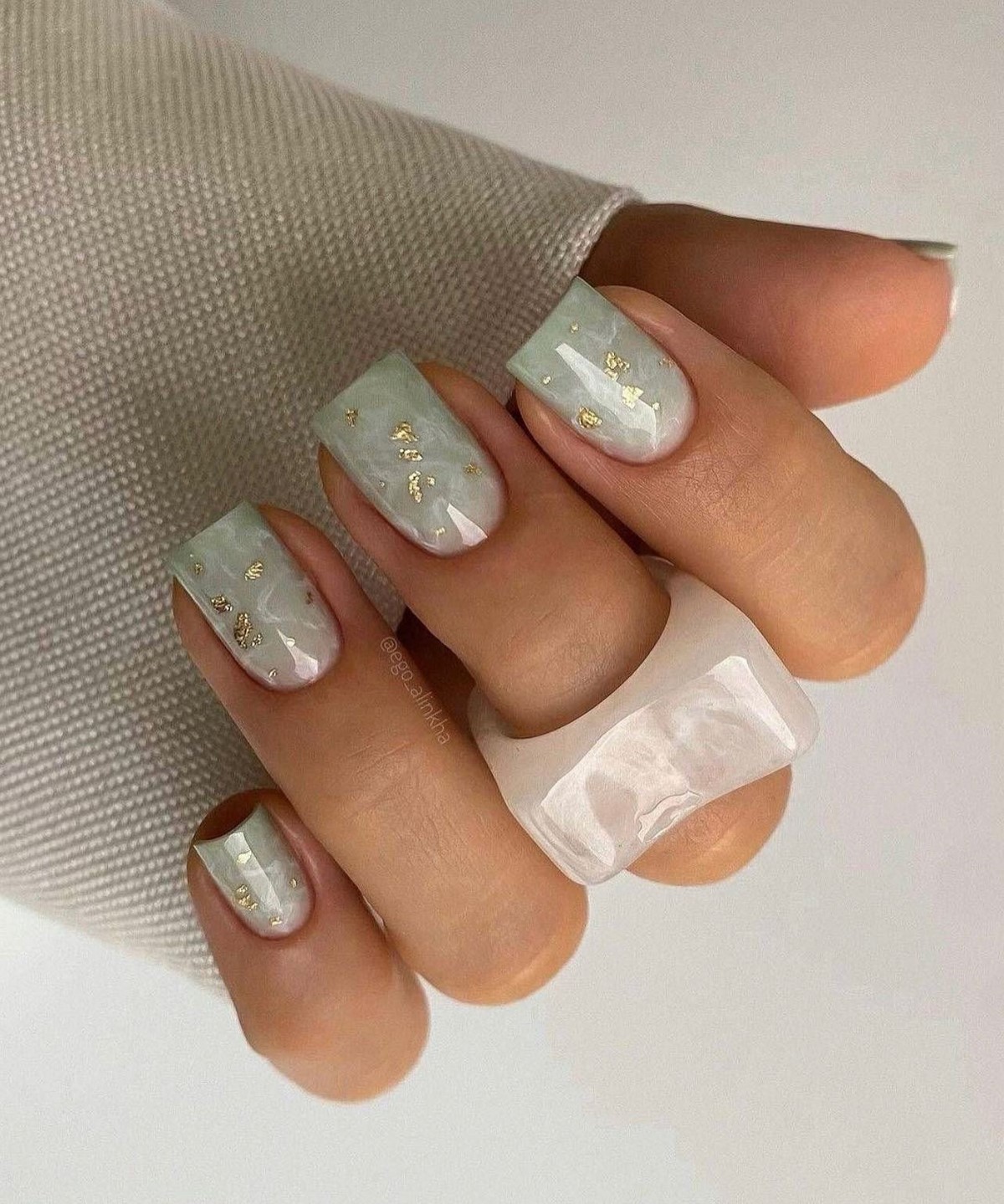 Самый модный цвет на ногтях прямо сейчас, и это зеленый