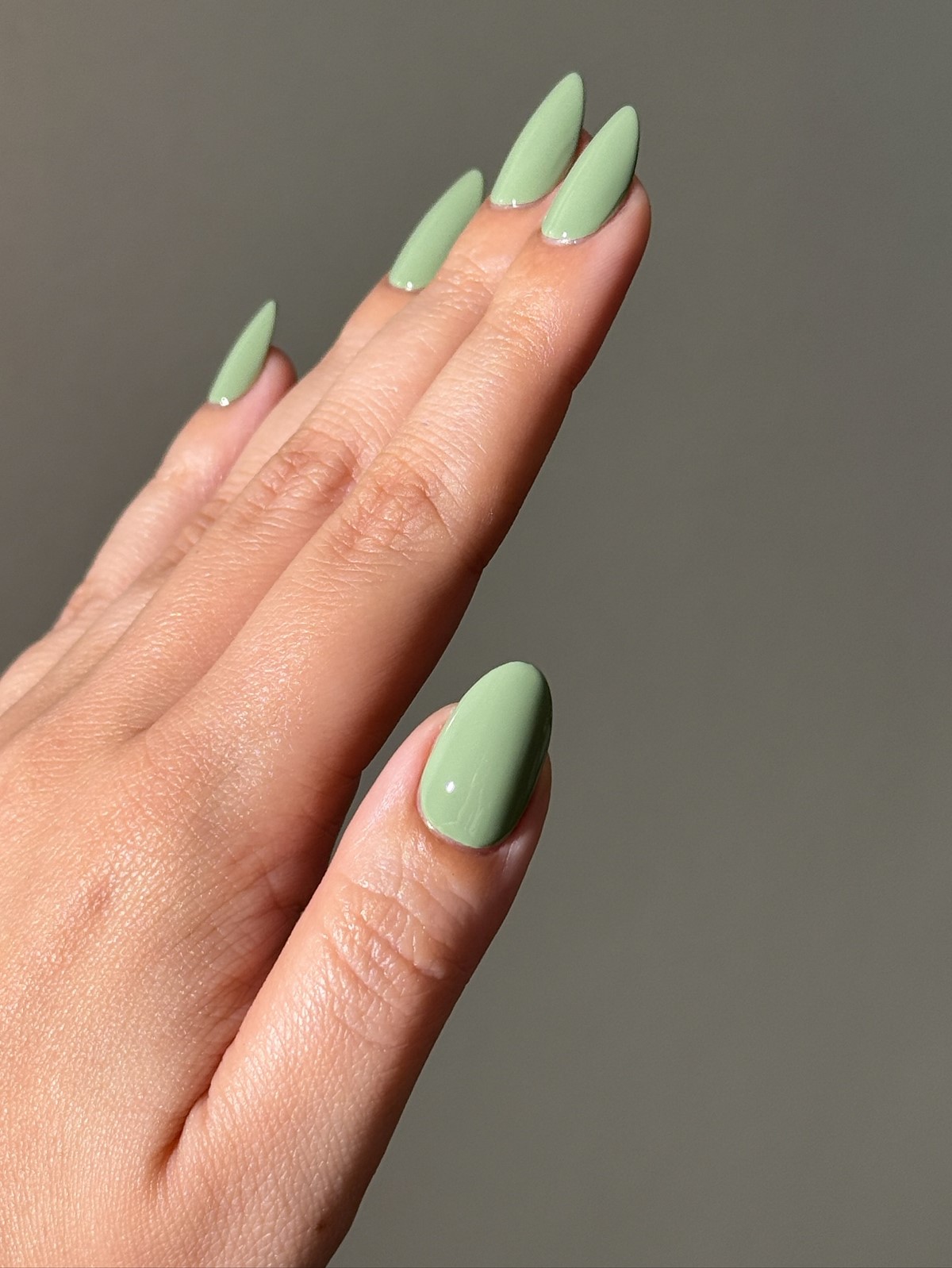 Самый модный цвет на ногтях прямо сейчас, и это зеленый