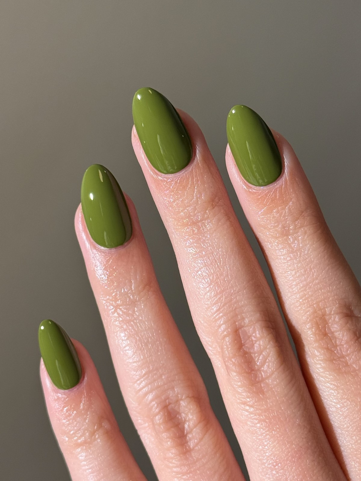 Самый модный цвет на ногтях прямо сейчас, и это зеленый