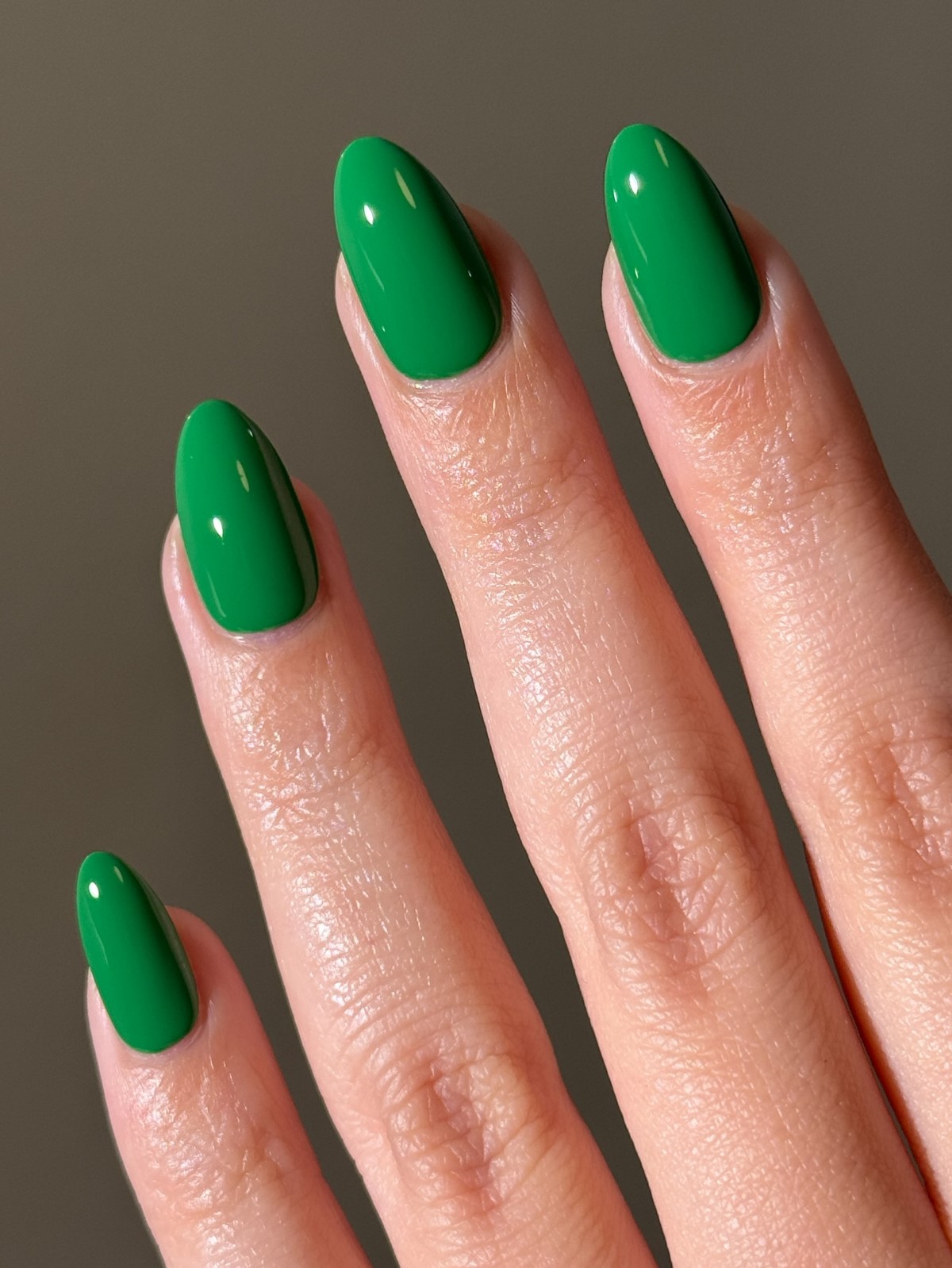 Самый модный цвет на ногтях прямо сейчас, и это зеленый