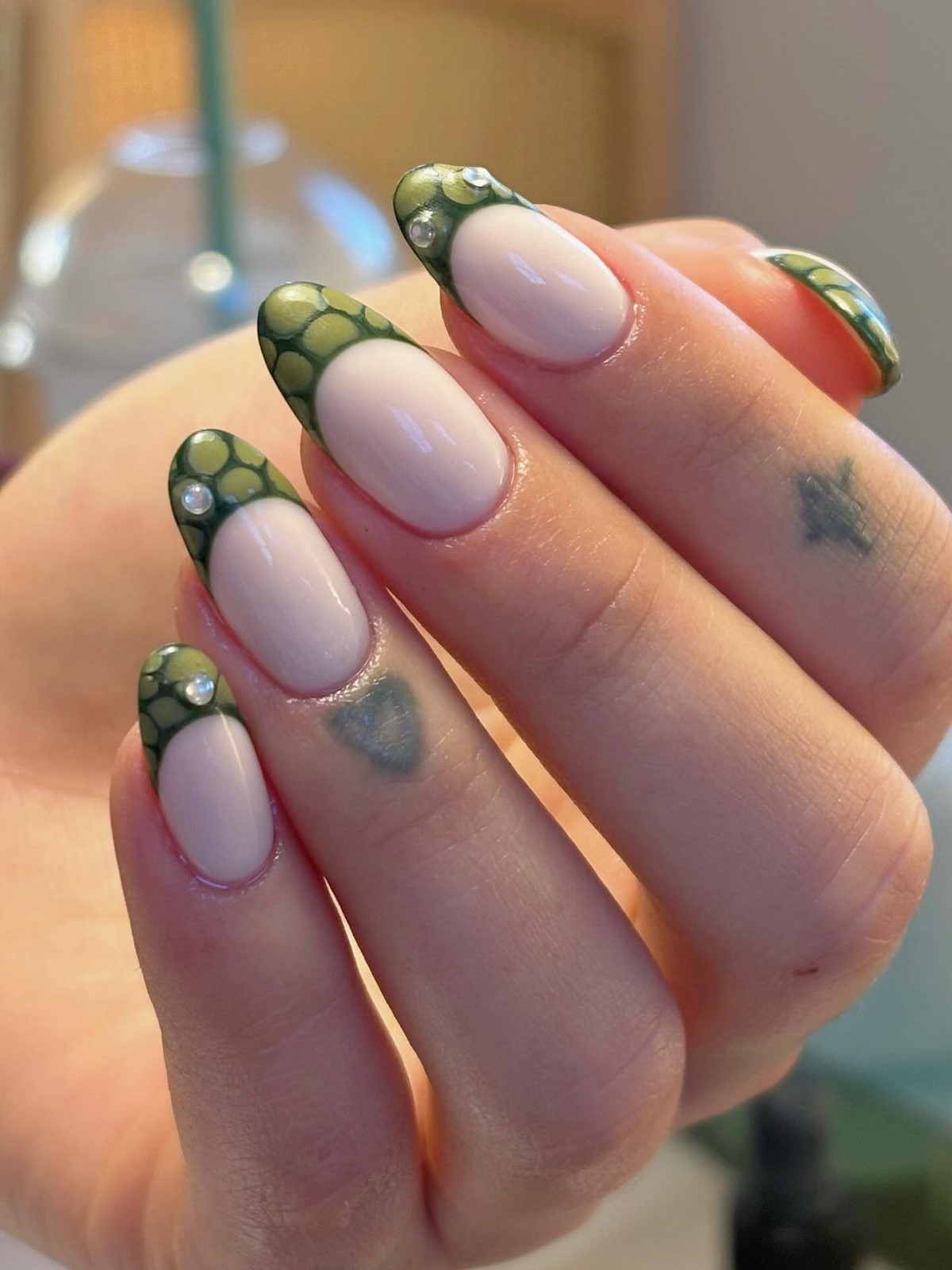 Самый модный цвет на ногтях прямо сейчас, и это зеленый