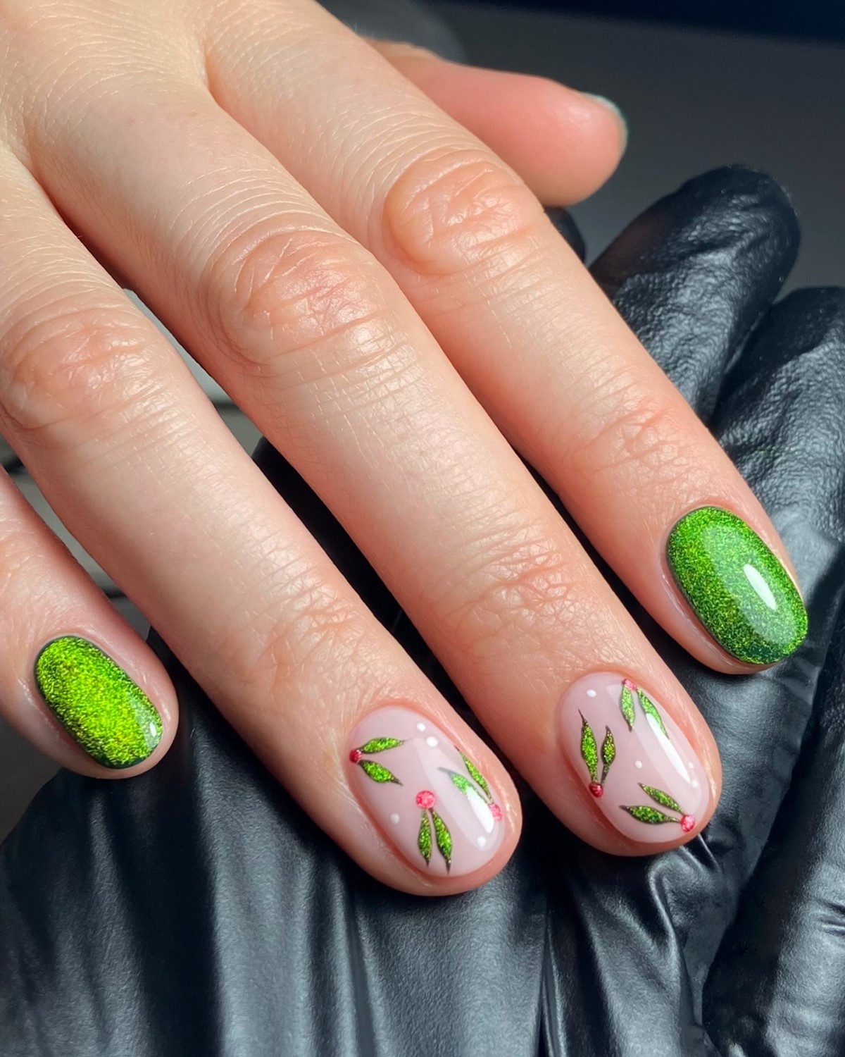 Самый модный цвет на ногтях прямо сейчас, и это зеленый