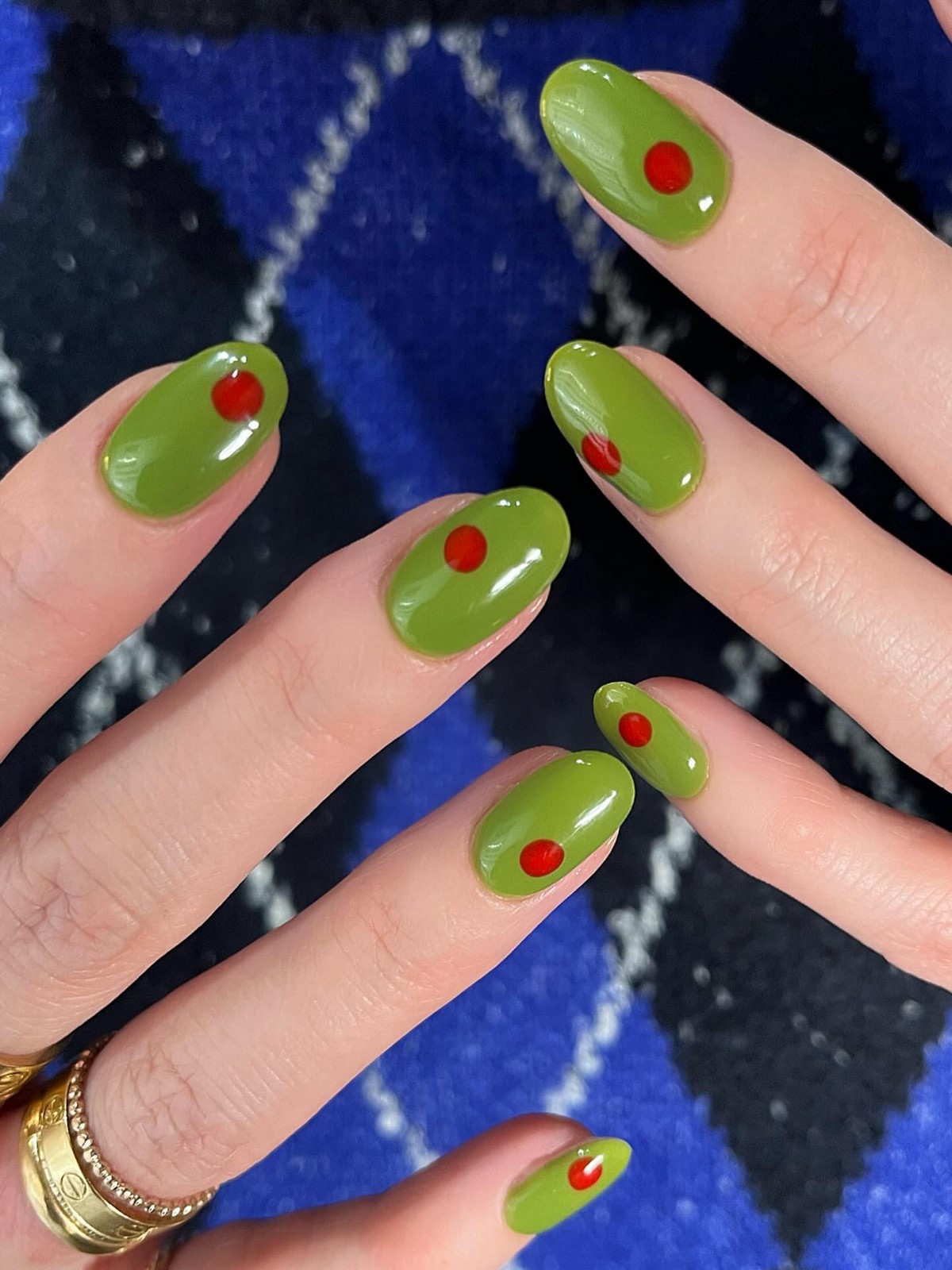 Самый модный цвет на ногтях прямо сейчас, и это зеленый