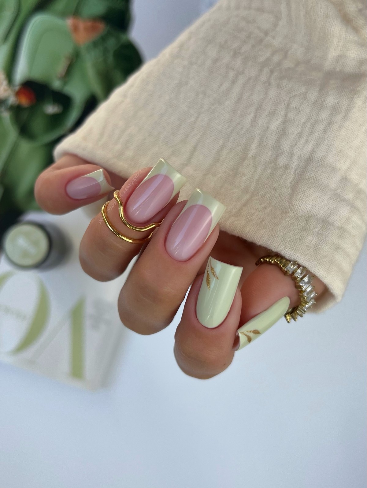 Самый модный цвет на ногтях прямо сейчас, и это зеленый