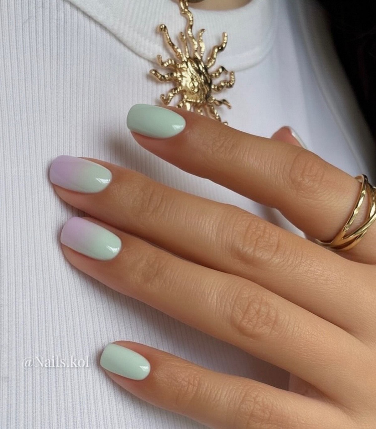 Самый модный цвет на ногтях прямо сейчас, и это зеленый