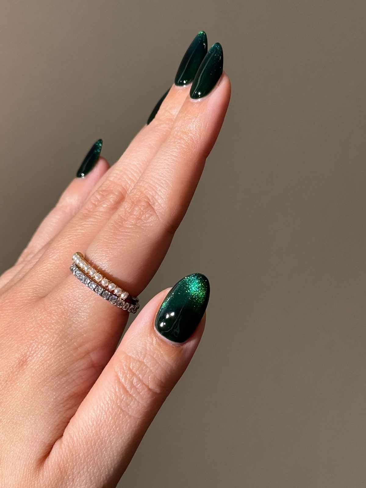 Самый модный цвет на ногтях прямо сейчас, и это зеленый
