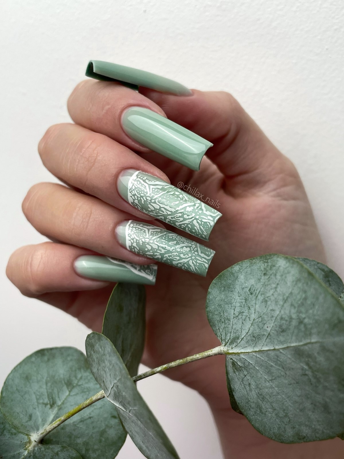 Самый модный цвет на ногтях прямо сейчас, и это зеленый