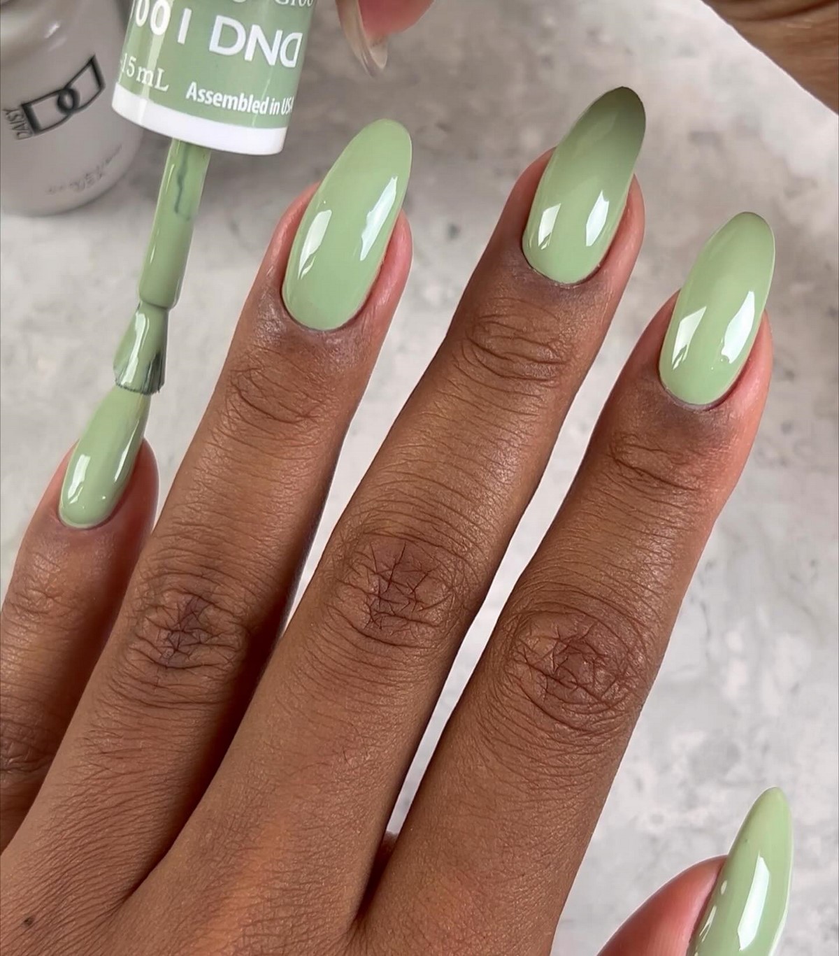 Самый модный цвет на ногтях прямо сейчас, и это зеленый