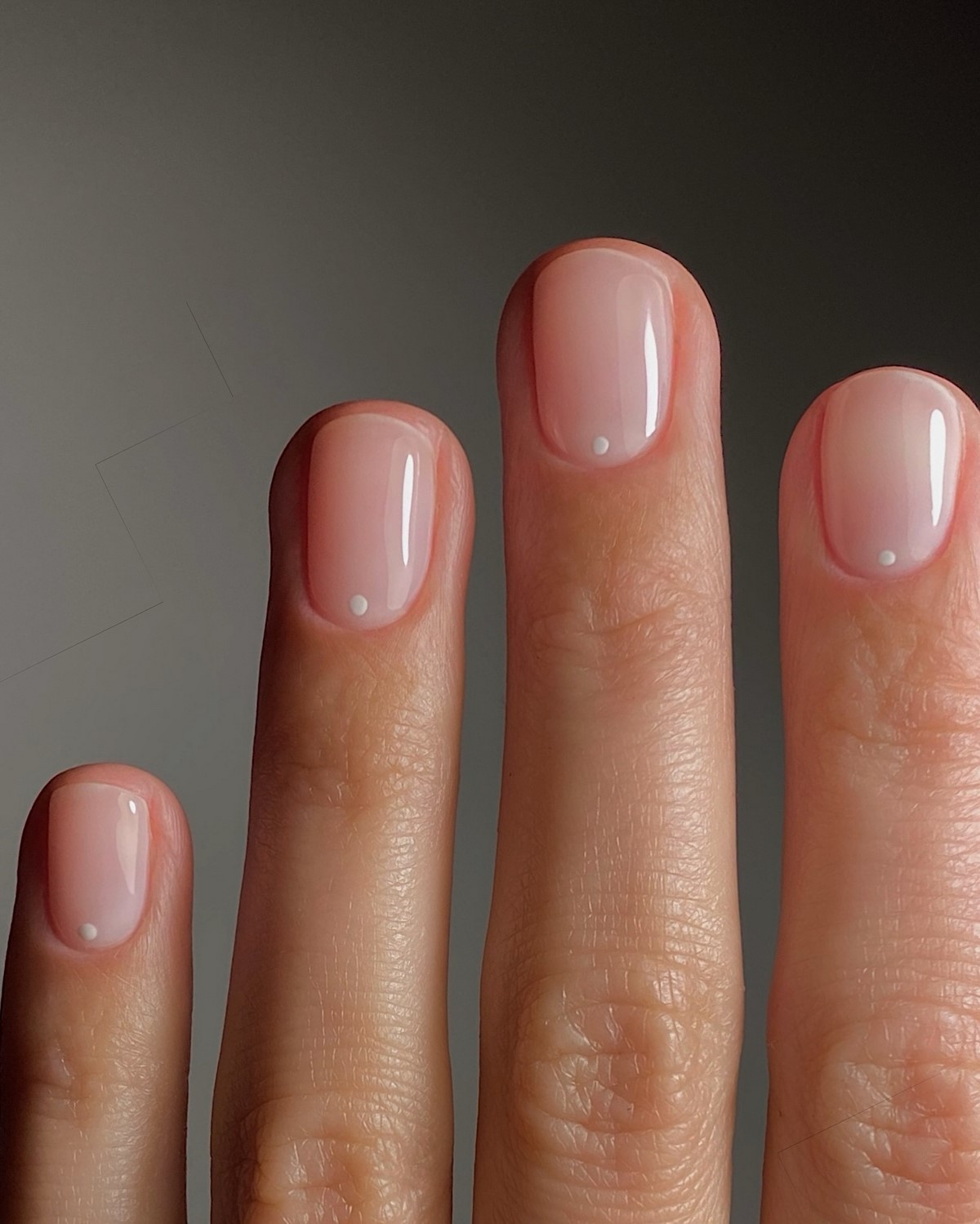 Светлые ногти плюс минимализм как главный бьюти-настрой