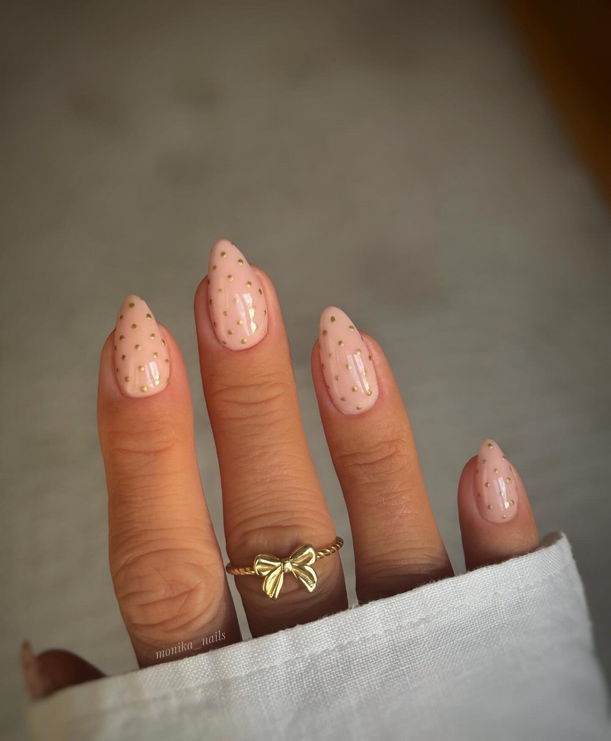 Светлые ногти плюс минимализм как главный бьюти-настрой