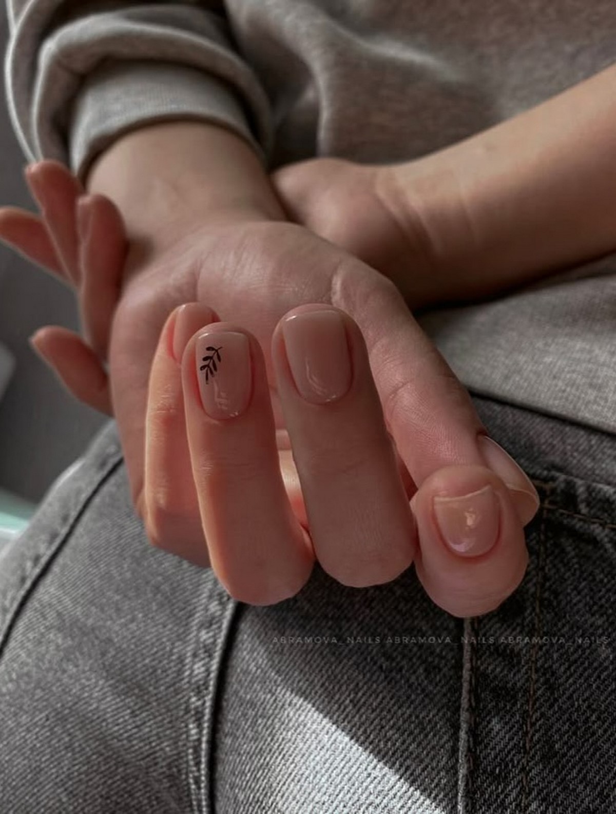 Светлые ногти плюс минимализм как главный бьюти-настрой