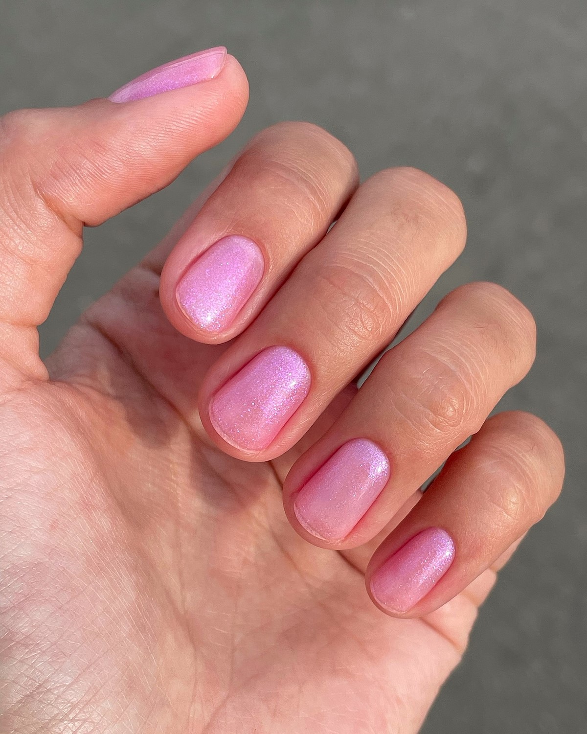 Светлые ногти плюс минимализм как главный бьюти-настрой