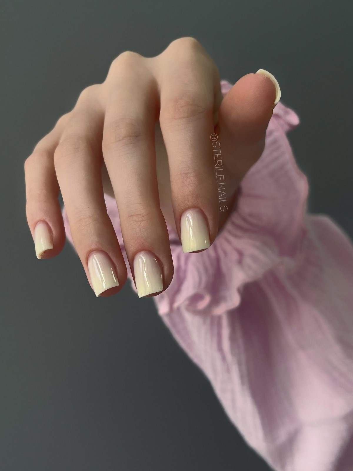 Светлые ногти плюс минимализм как главный бьюти-настрой