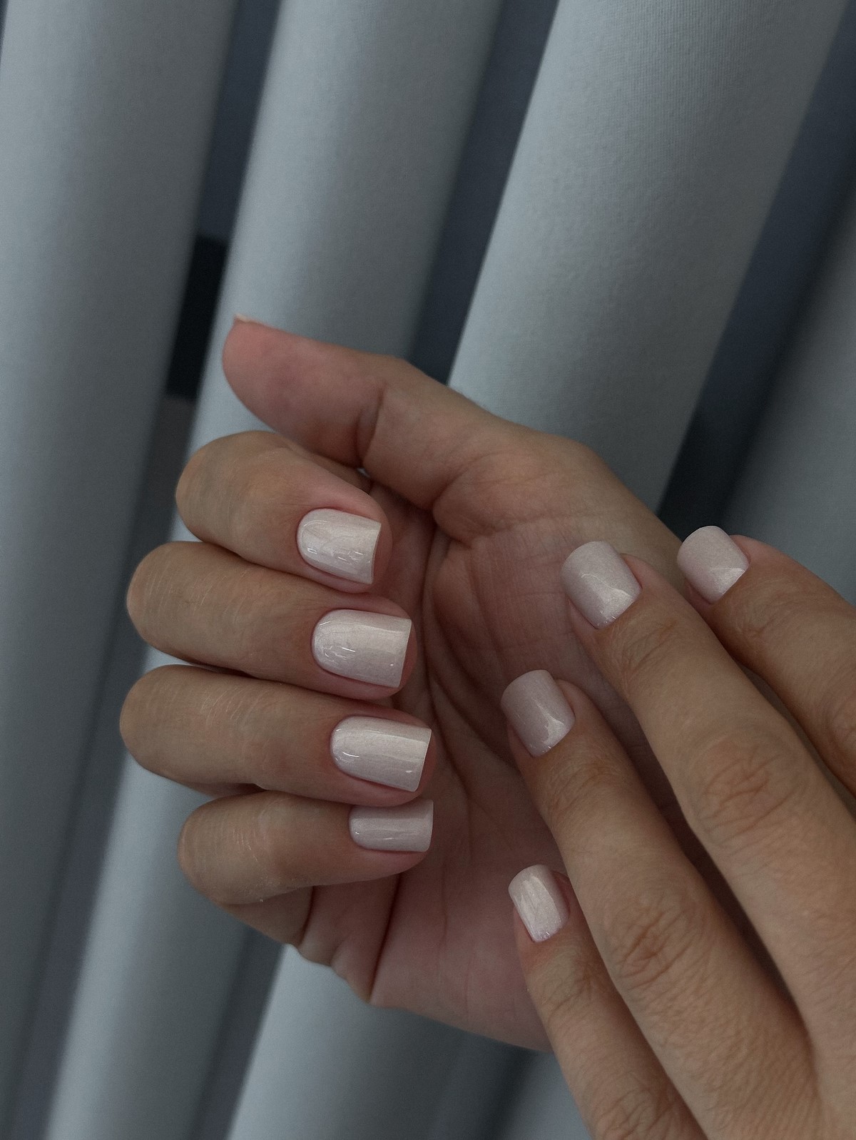 Светлые ногти плюс минимализм как главный бьюти-настрой