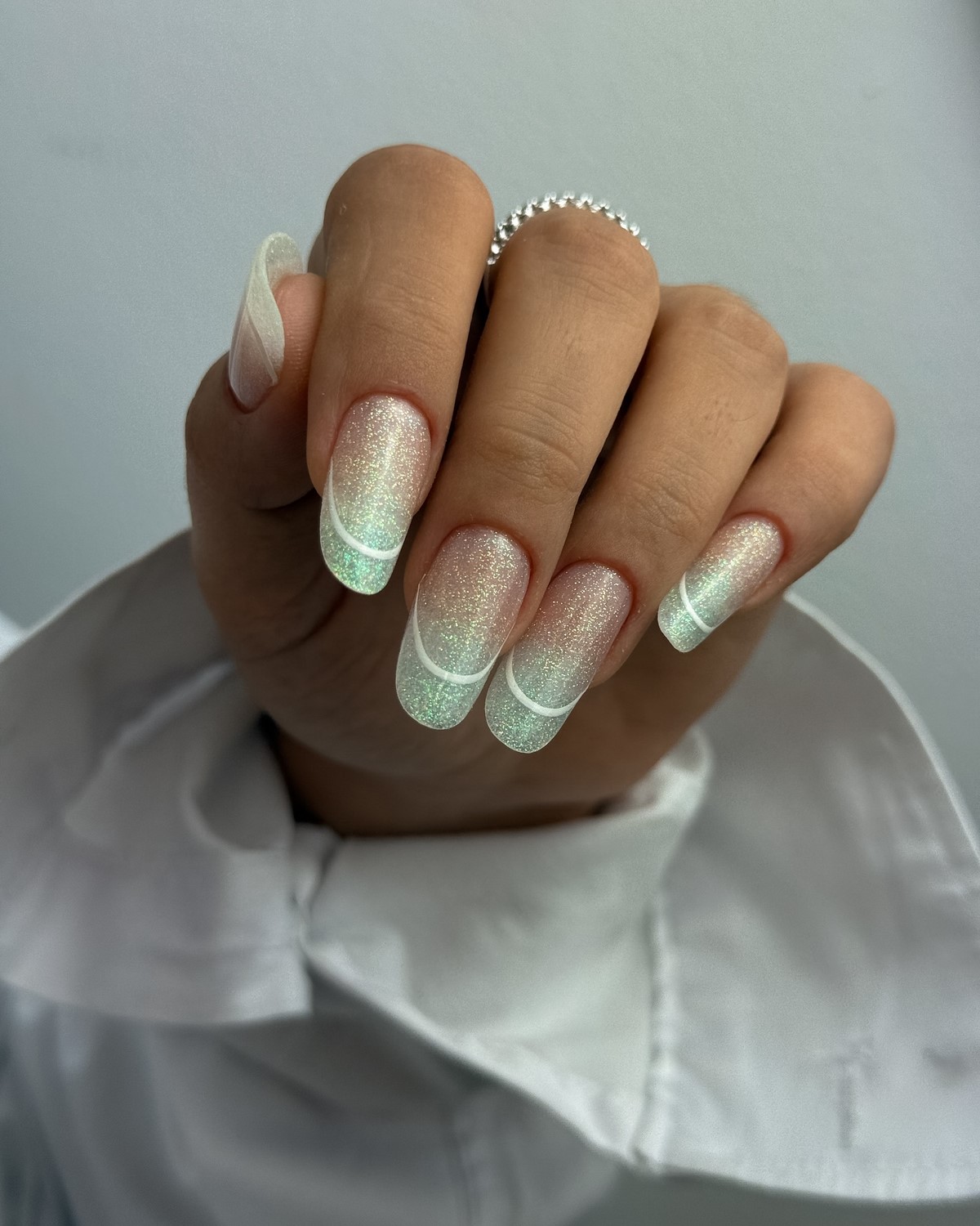 Светлые ногти плюс минимализм как главный бьюти-настрой