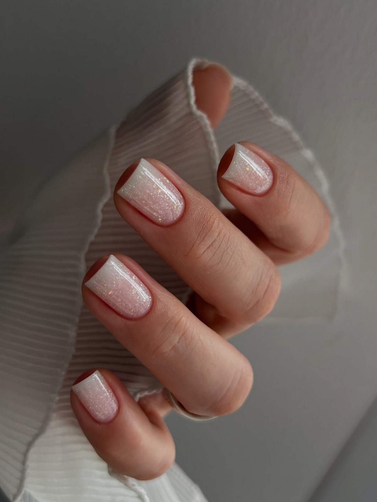 Светлые ногти плюс минимализм как главный бьюти-настрой