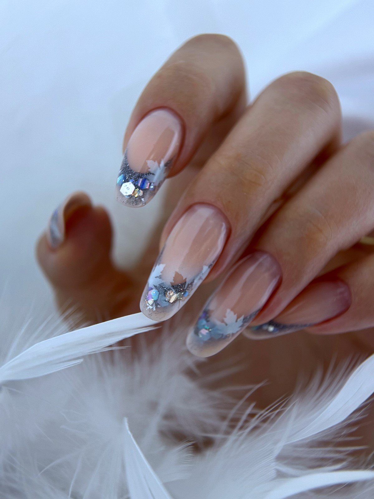 Светлые ногти плюс минимализм как главный бьюти-настрой