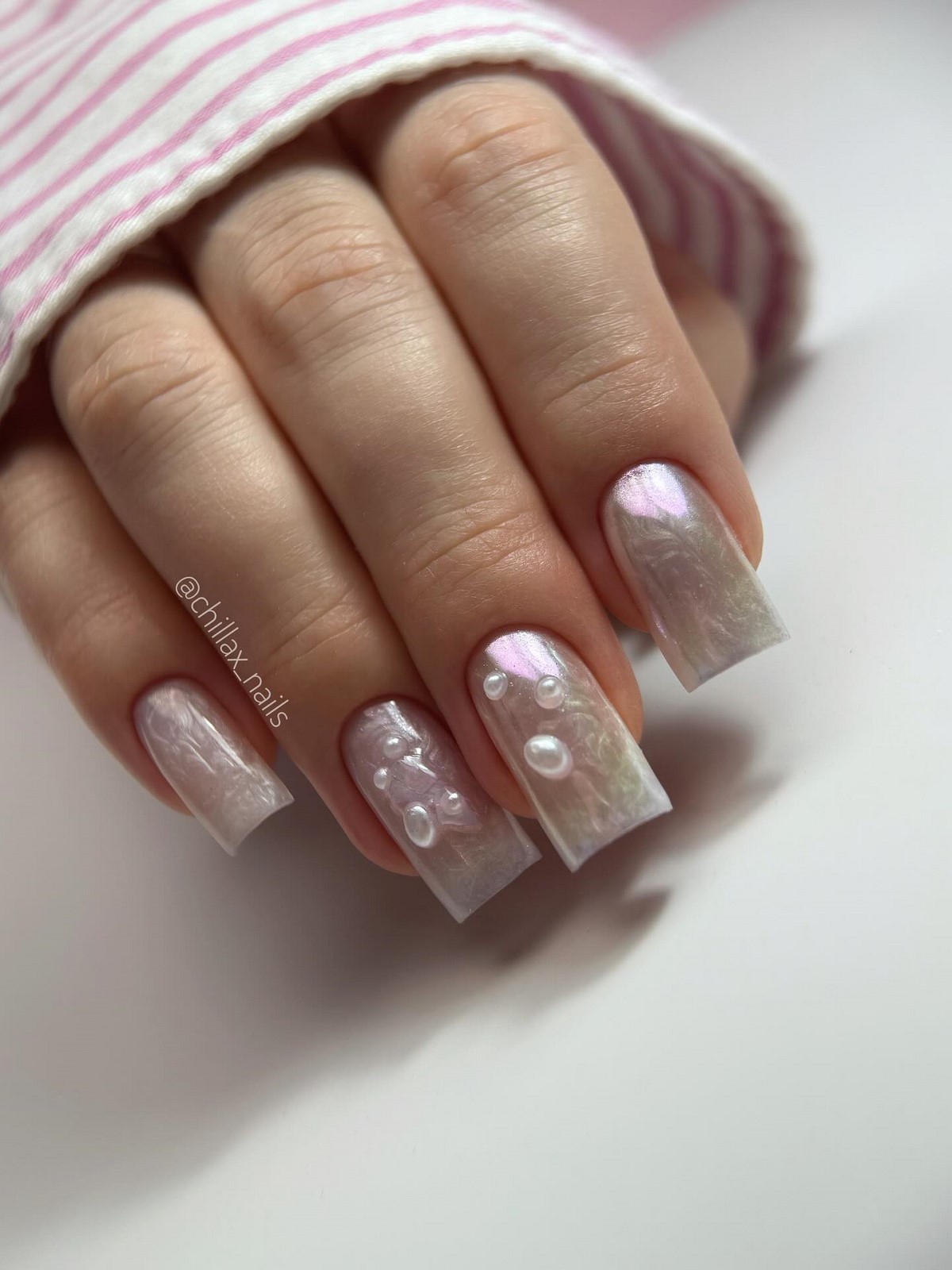 Светлые ногти плюс минимализм как главный бьюти-настрой