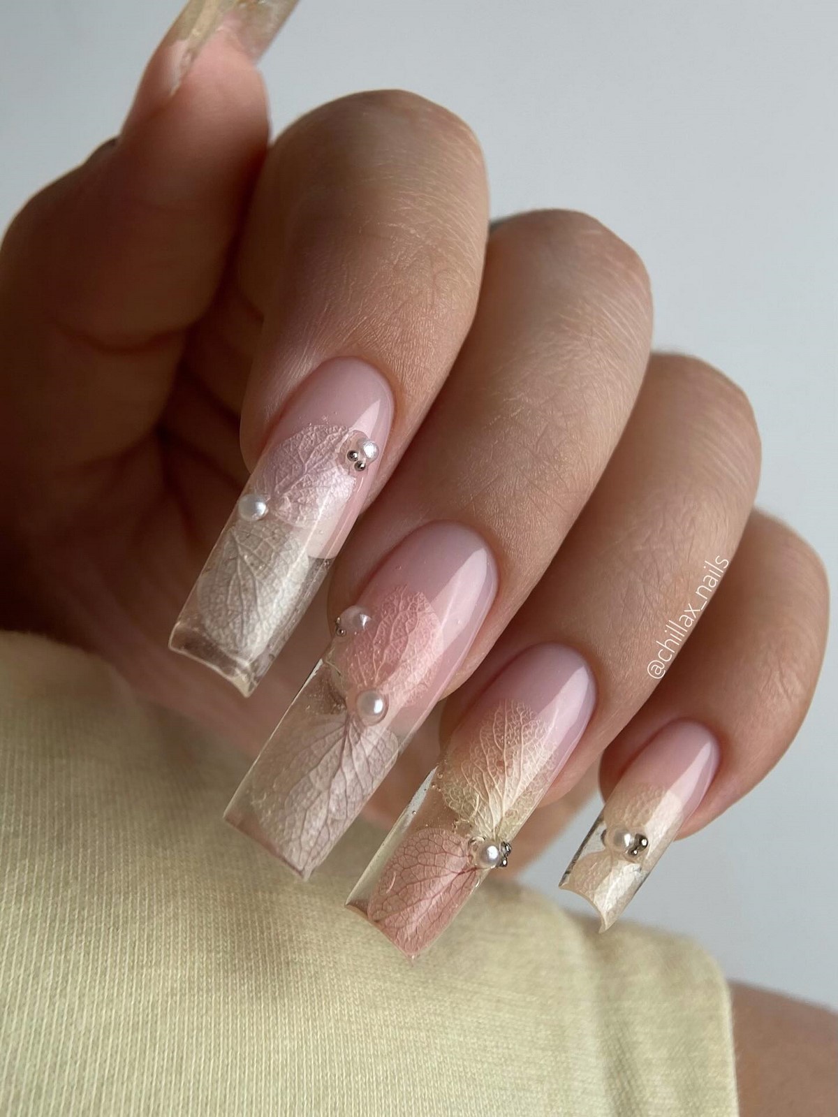 Светлые ногти плюс минимализм как главный бьюти-настрой